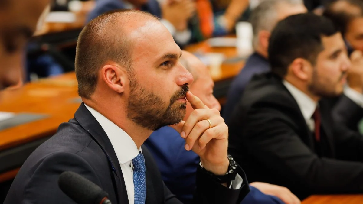 Moraes determina prisão de Eduardo Bolsonaro e cancela passaportes