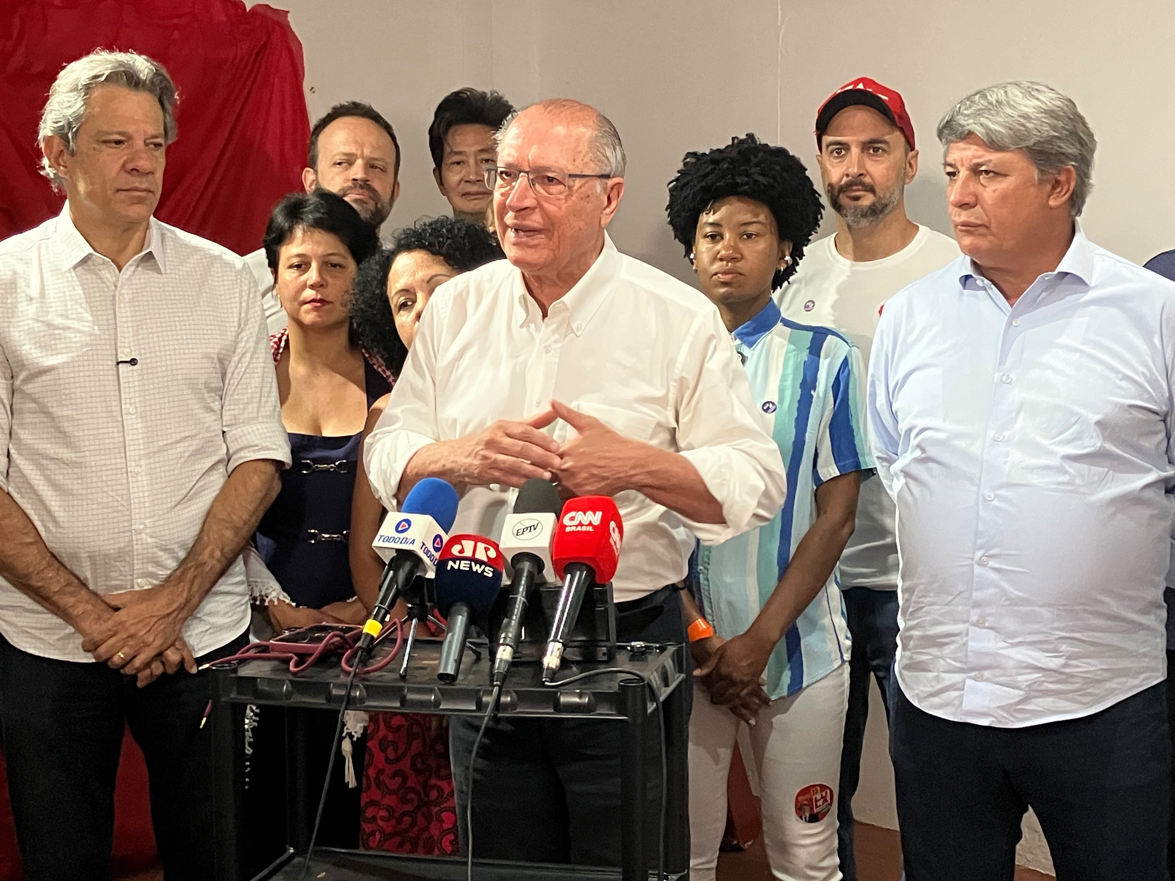 Alckmin diz que Flávio Bolsonaro dá desculpa para não abrir sigilos