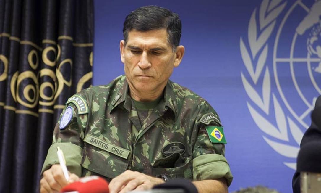 General Santos Cruz critica articulações de Flávio e Eduardo Bolsonaro com EUA