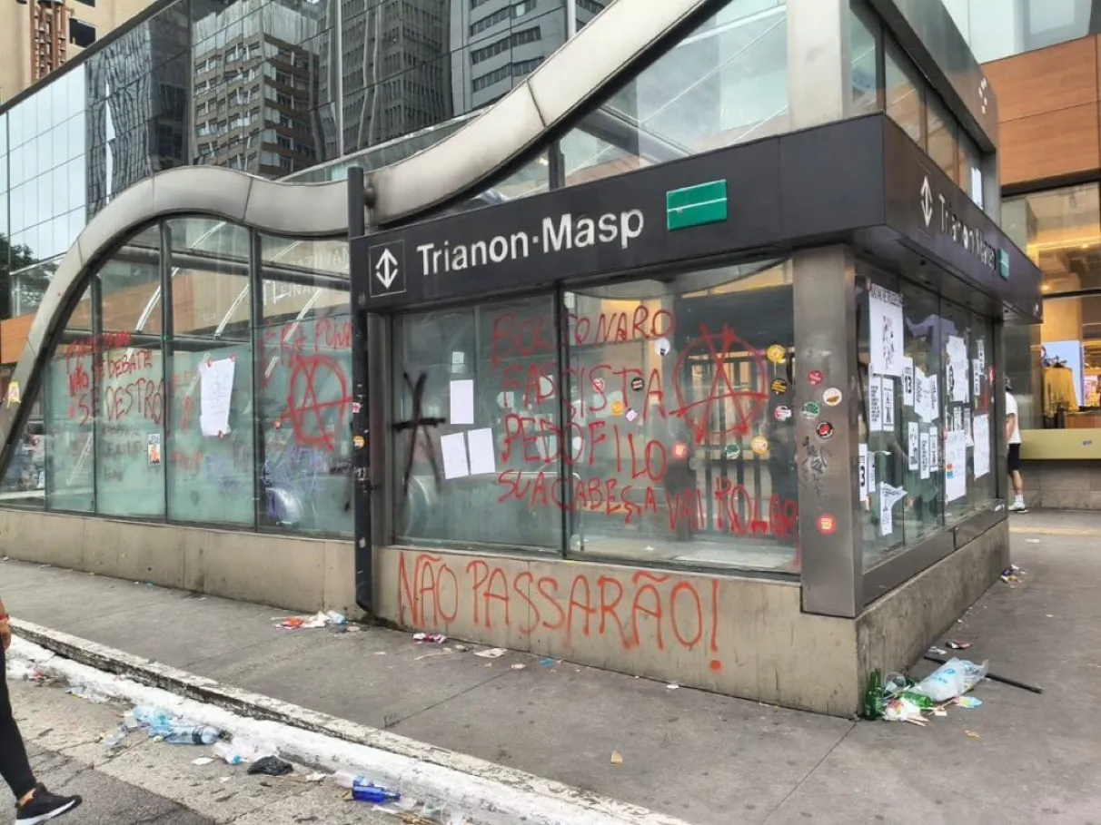 Ato pró-Lula na Avenida Paulista é marcado por vandalismo e pichações