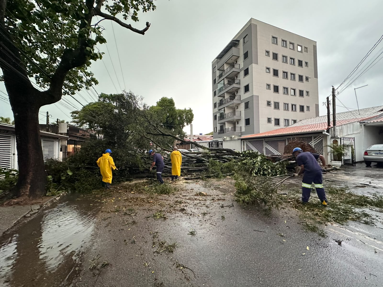 Temporal causa alagamentos e granizo no Vale do Paraíba