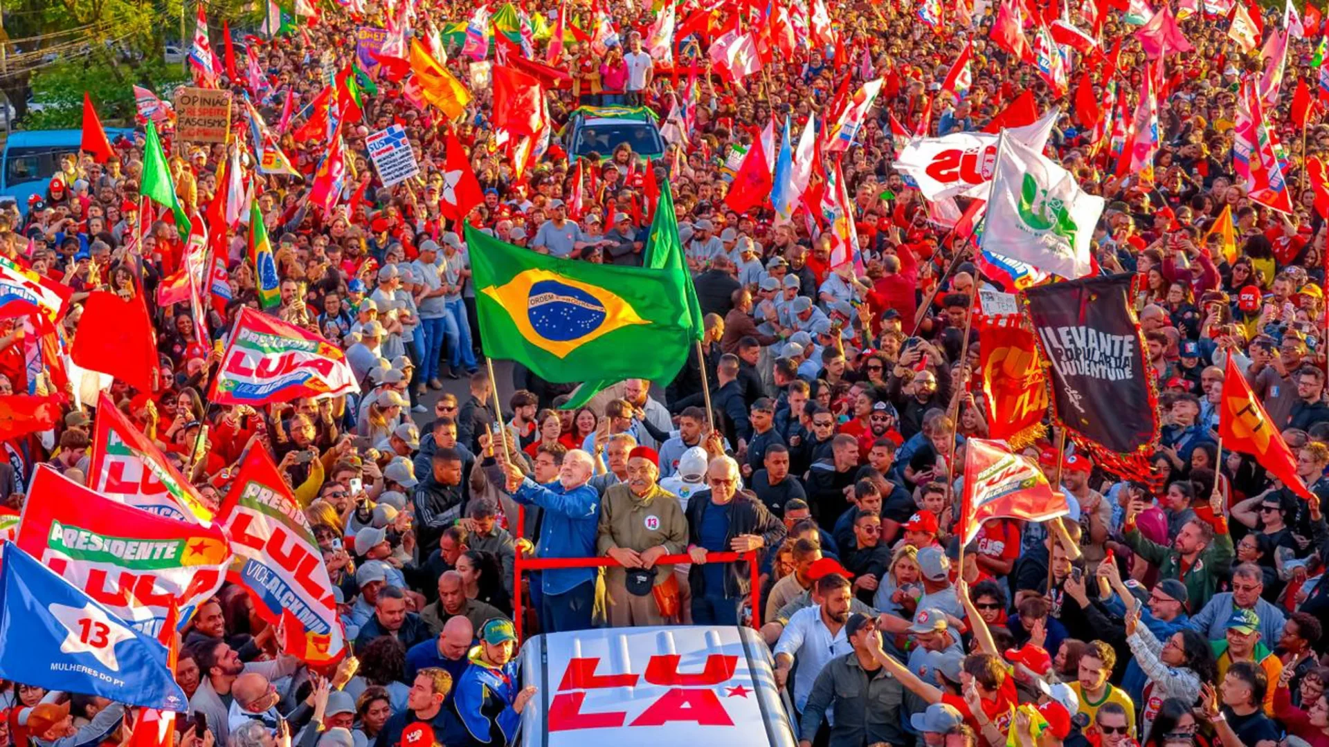 Lula anuncia entrega de sigilos ao TSE e desafia Flávio Bolsonaro