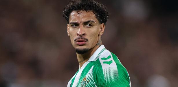 Casa do atacante brasileiro Antony é roubada durante jogo da Champions