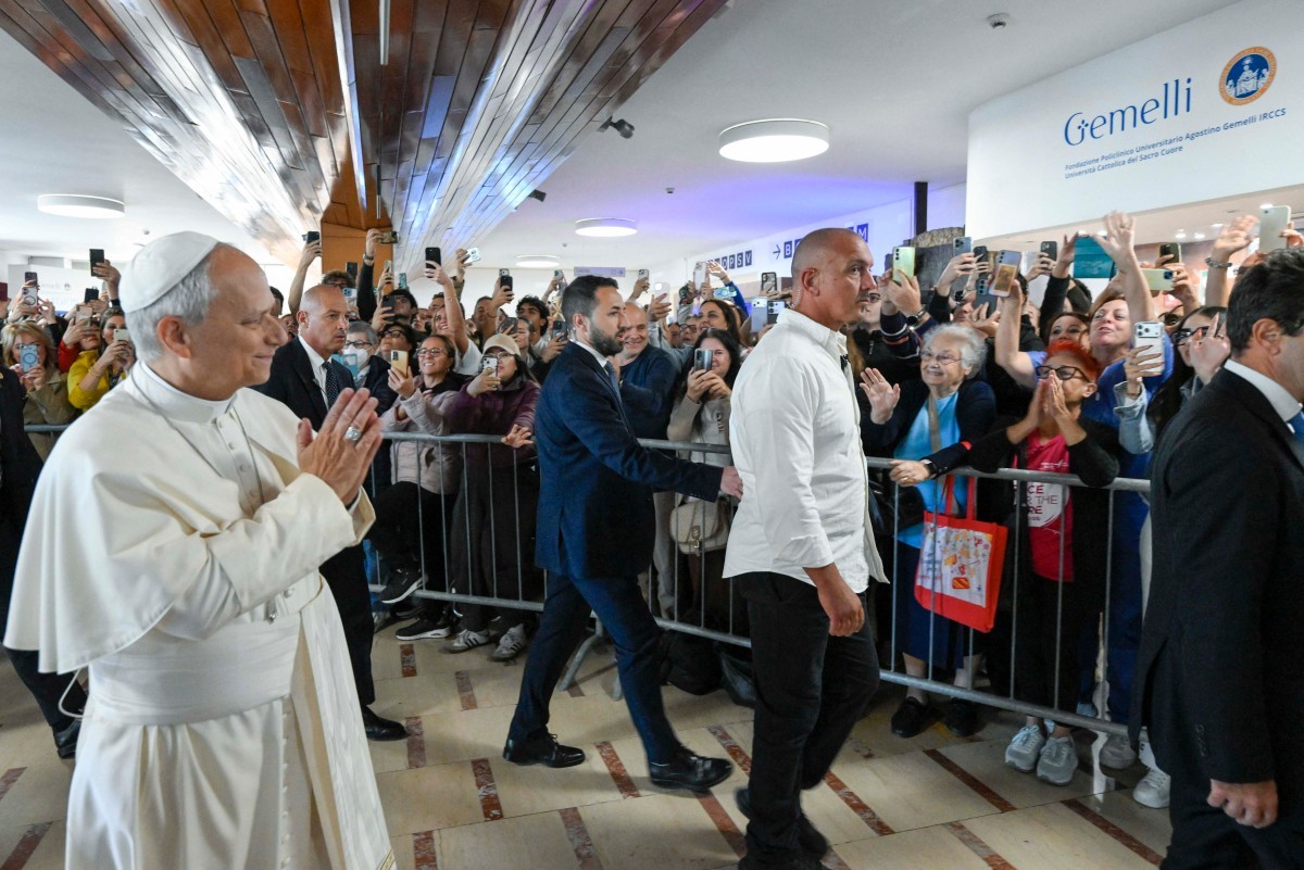Quem comanda a Igreja Católica durante a recuperação do papa Leão XIV?