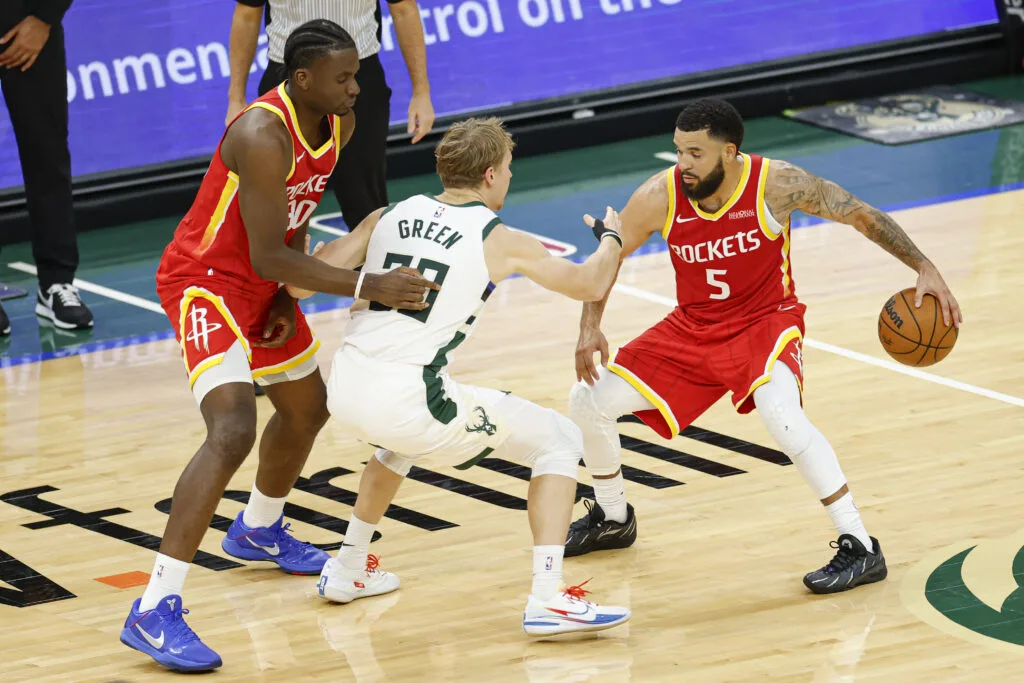 Rockets vencem Bucks por 132 a 100 e mantêm invencibilidade na NBA