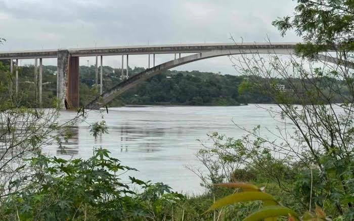 Cheia do Rio Paraná provoca evacuações e avança na região de fronteira