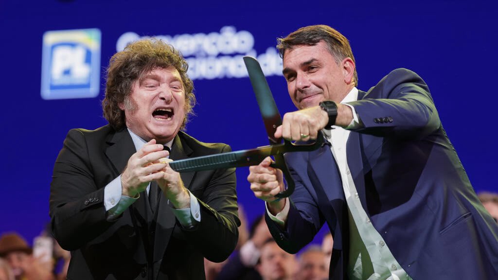 Flávio Bolsonaro deixa o Brasil rumo aos Estados Unidos pela Argentina