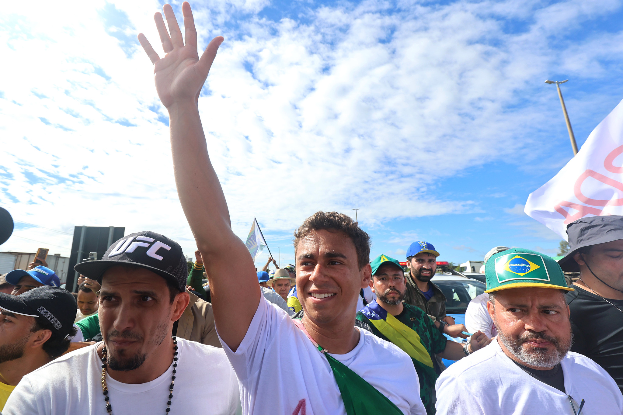Nikolas Ferreira explica ausência de Carlos Bolsonaro em material de campanha