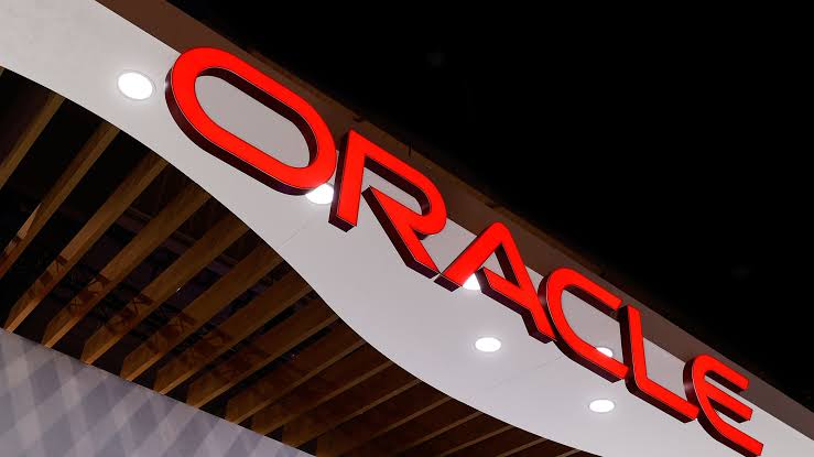 Oracle enfrenta desafios corporativos, investimentos e debates sobre IA