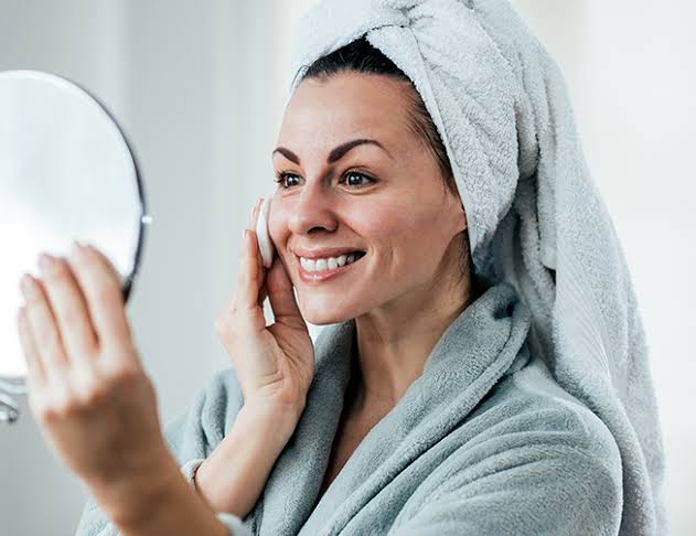 Cuidados com a pele e menopausa exigem cautela e orientação médica