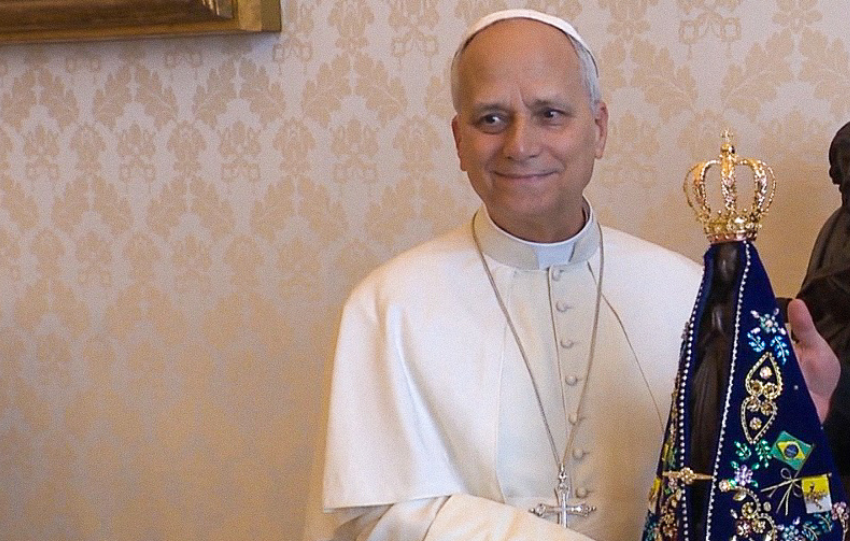 Papa Leão XIV volta a caminhar após cirurgia pulmonar, diz Vaticano