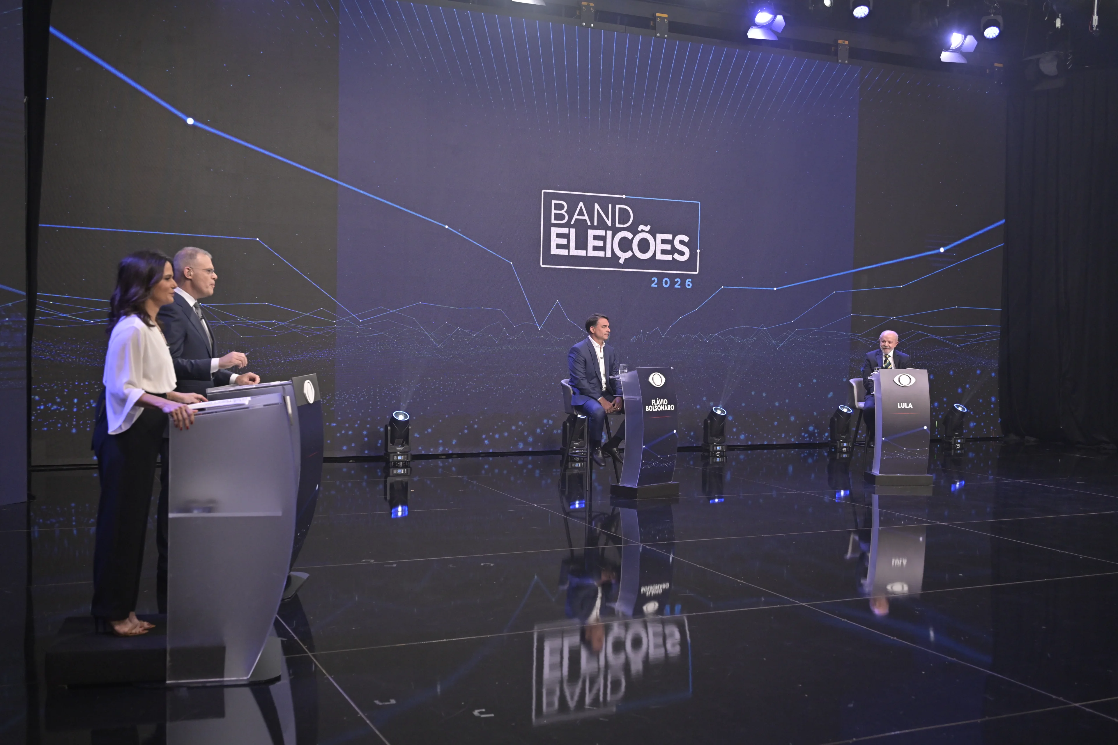 Primeiro debate entre Flávio Bolsonaro e Lula é marcado por ataques