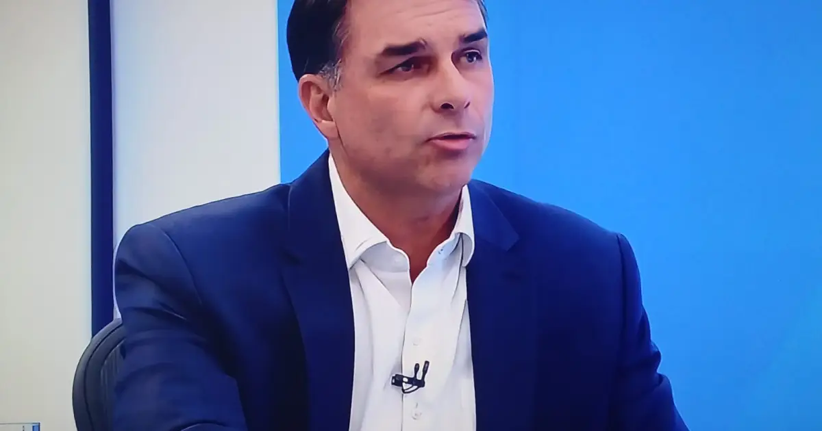 Flávio Bolsonaro descarta Eduardo como chanceler e comenta papel do pai