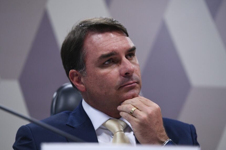 Flávio Bolsonaro aceita quebra de sigilo e impõe condições a Lula