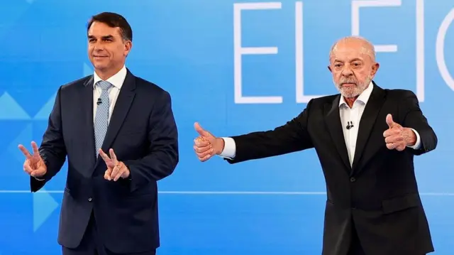 Lula e Flávio Bolsonaro trocam acusações no último debate antes do segundo turno