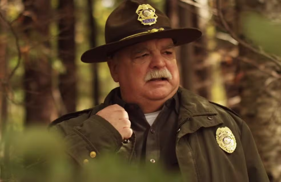 Morre o ator Richard Riehle, conhecido por Office Space e Bridesmaids