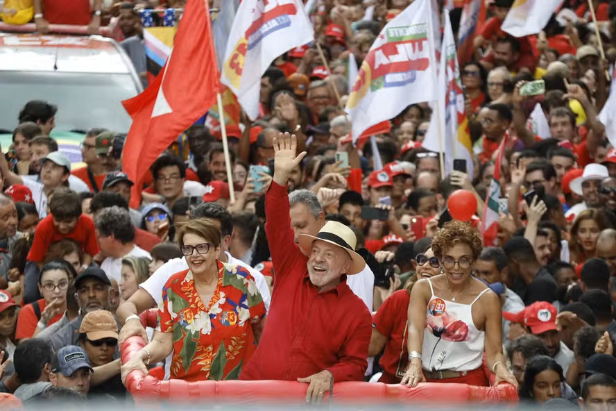 Lula faz campanha em Juiz de Fora e defende fim da escala 6x1