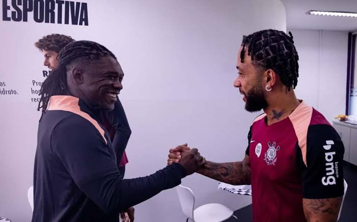 Memphis Depay vira alvo de cobranças no Corinthians e ganha apoio de Seedorf
