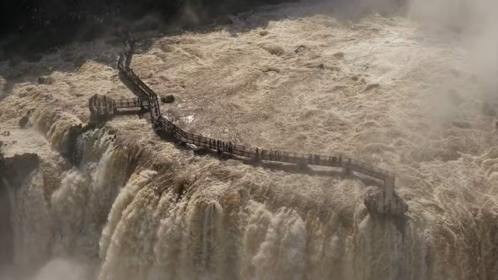 Cataratas do Iguaçu têm passarela interditada após alta vazão no Paraná