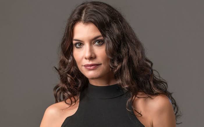 Atriz Alinne Moraes comenta fase solteira e reflete sobre fim de casamento