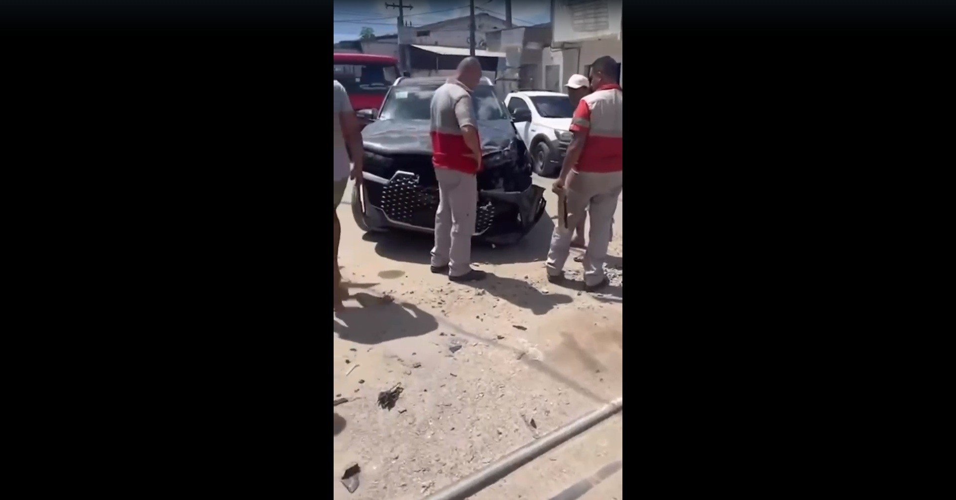 VLT colide com automóvel em Jaboatão dos Guararapes