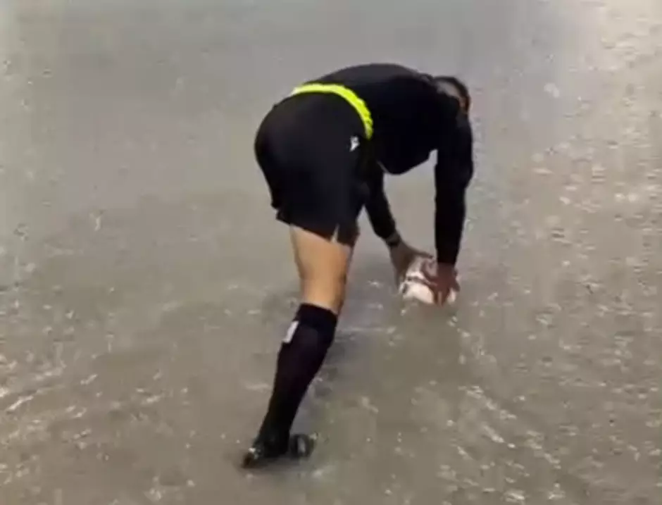 Árbitro testa campo alagado na Espanha e bola flutua na água