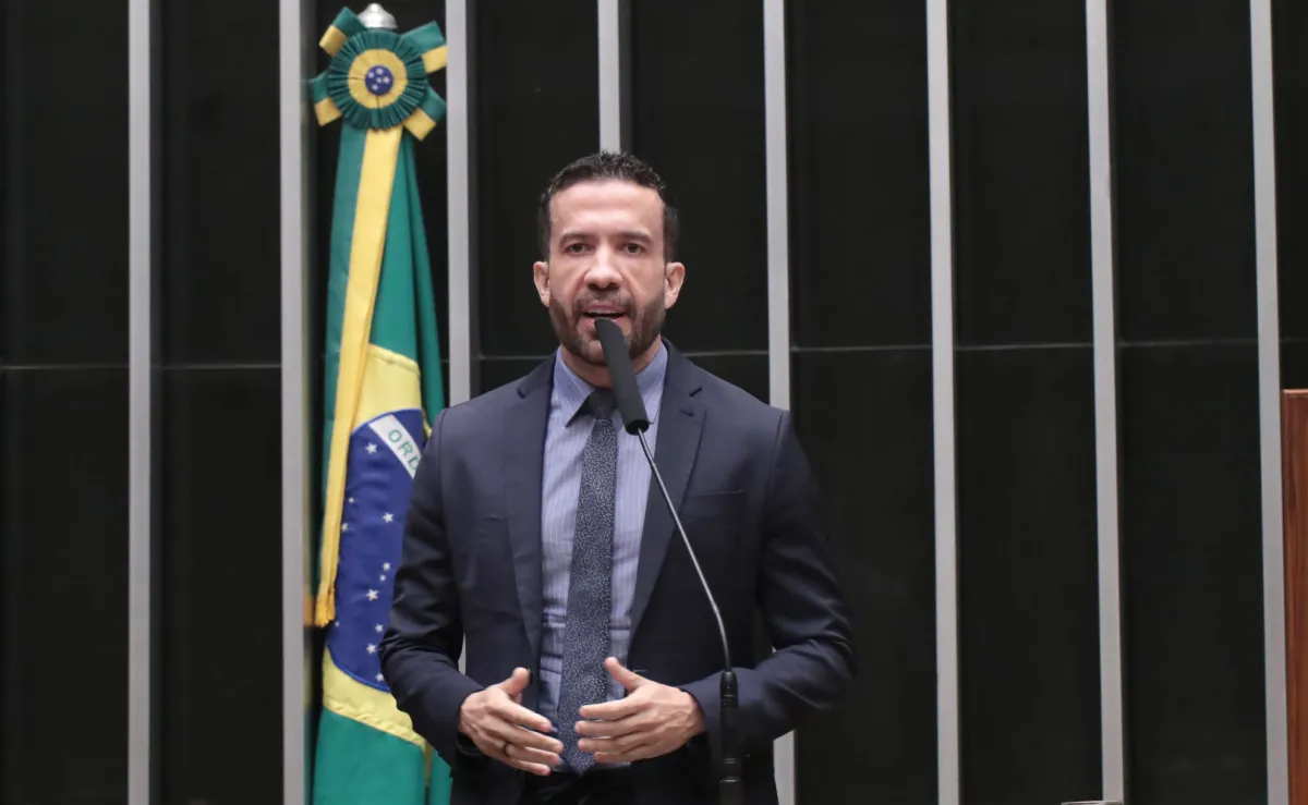 Deputado André Janones recebe alta médica após arritmia cardíaca