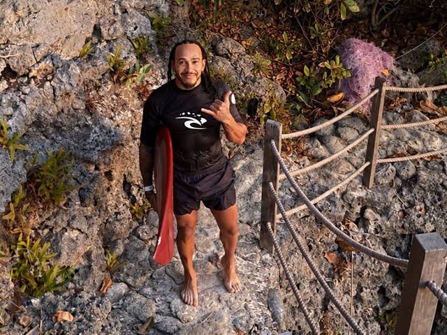 Lewis Hamilton aproveita folga da Fórmula 1 para surfar em Bali