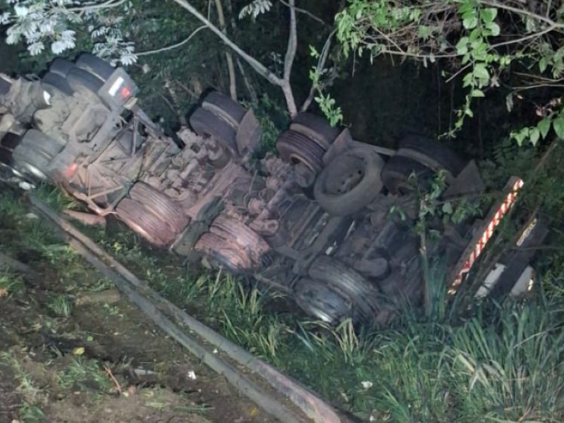 Acidente grave na BR-393 deixa cinco mortos em Barra do Piraí
