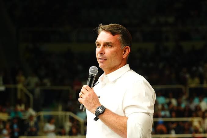 Flávio Bolsonaro confirma presença em debate e surpreende campanha de Lula