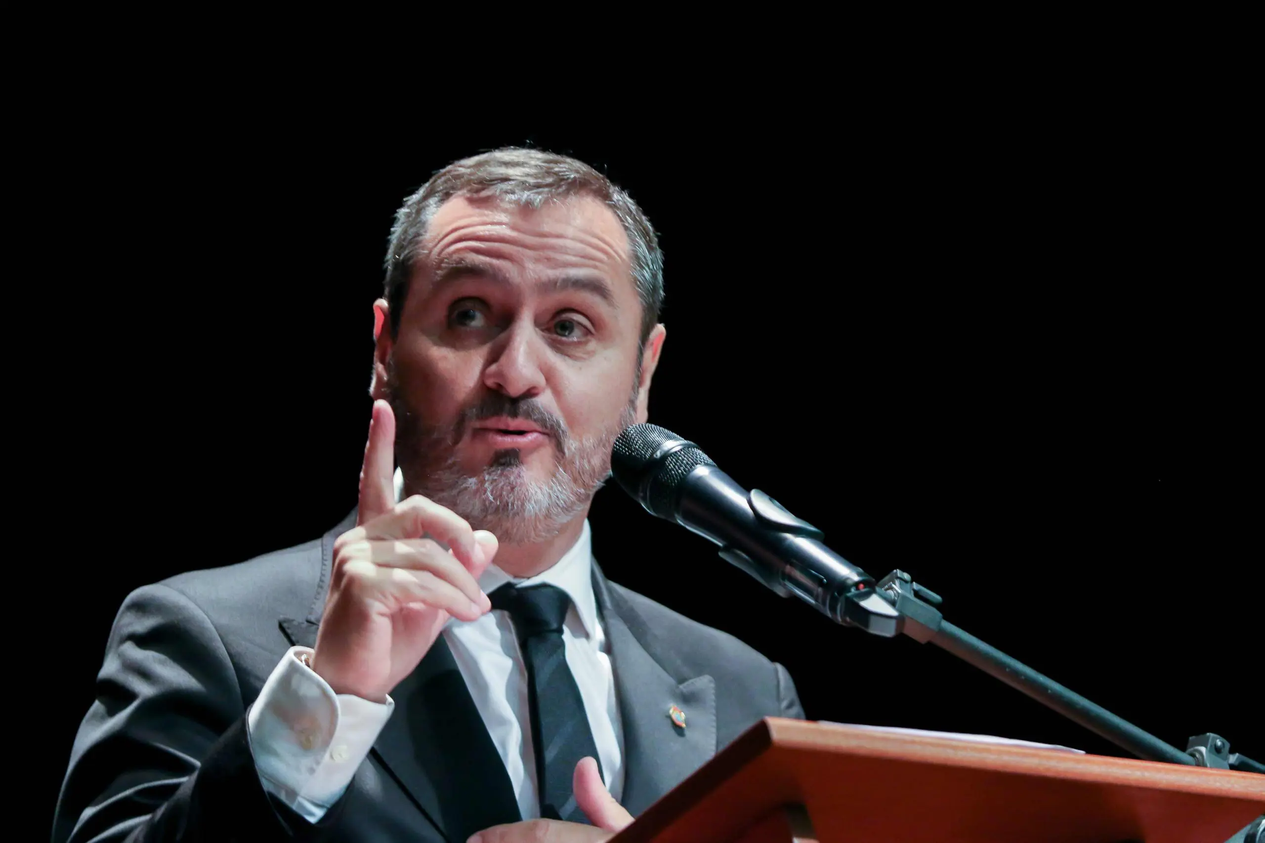 Flávio Bolsonaro protocola notícia-crime contra diretor-geral da PF