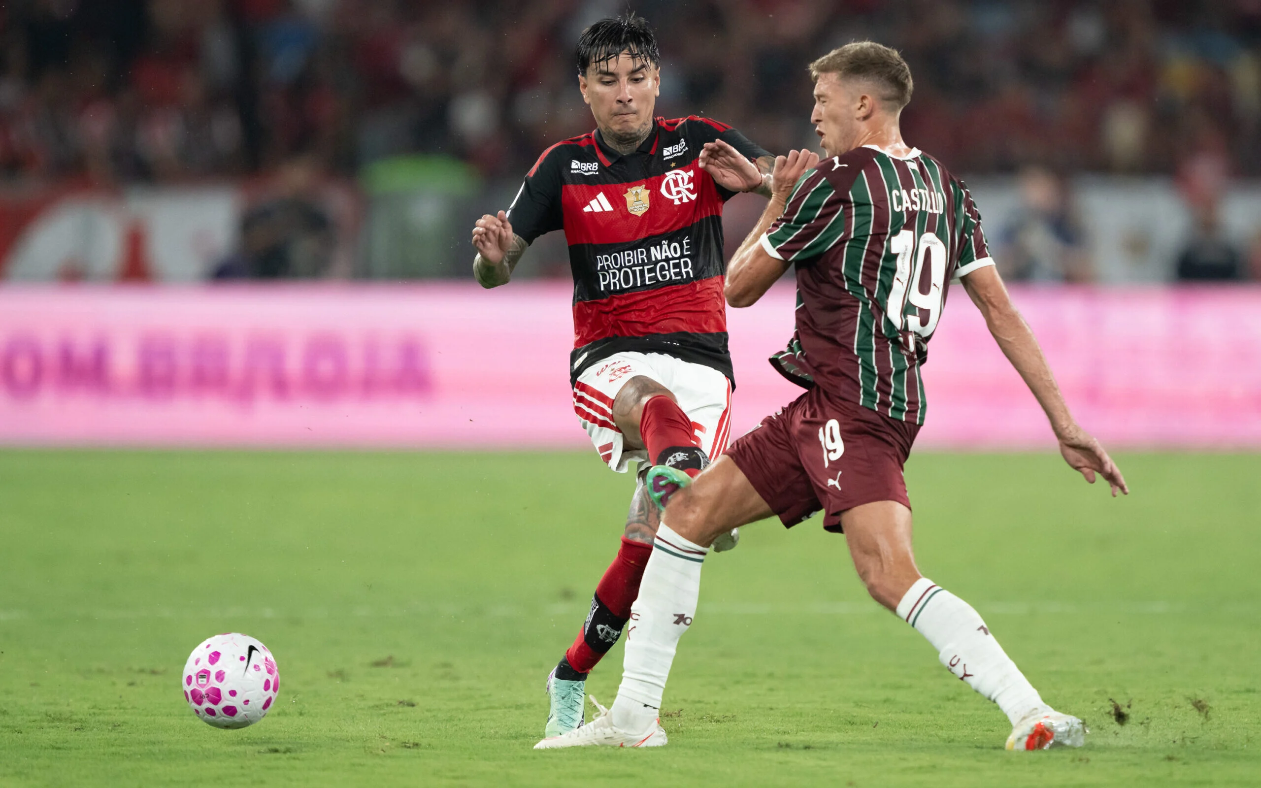 Flamengo vence Fluminense no Maracanã e polêmica com Pulgar marca clássico