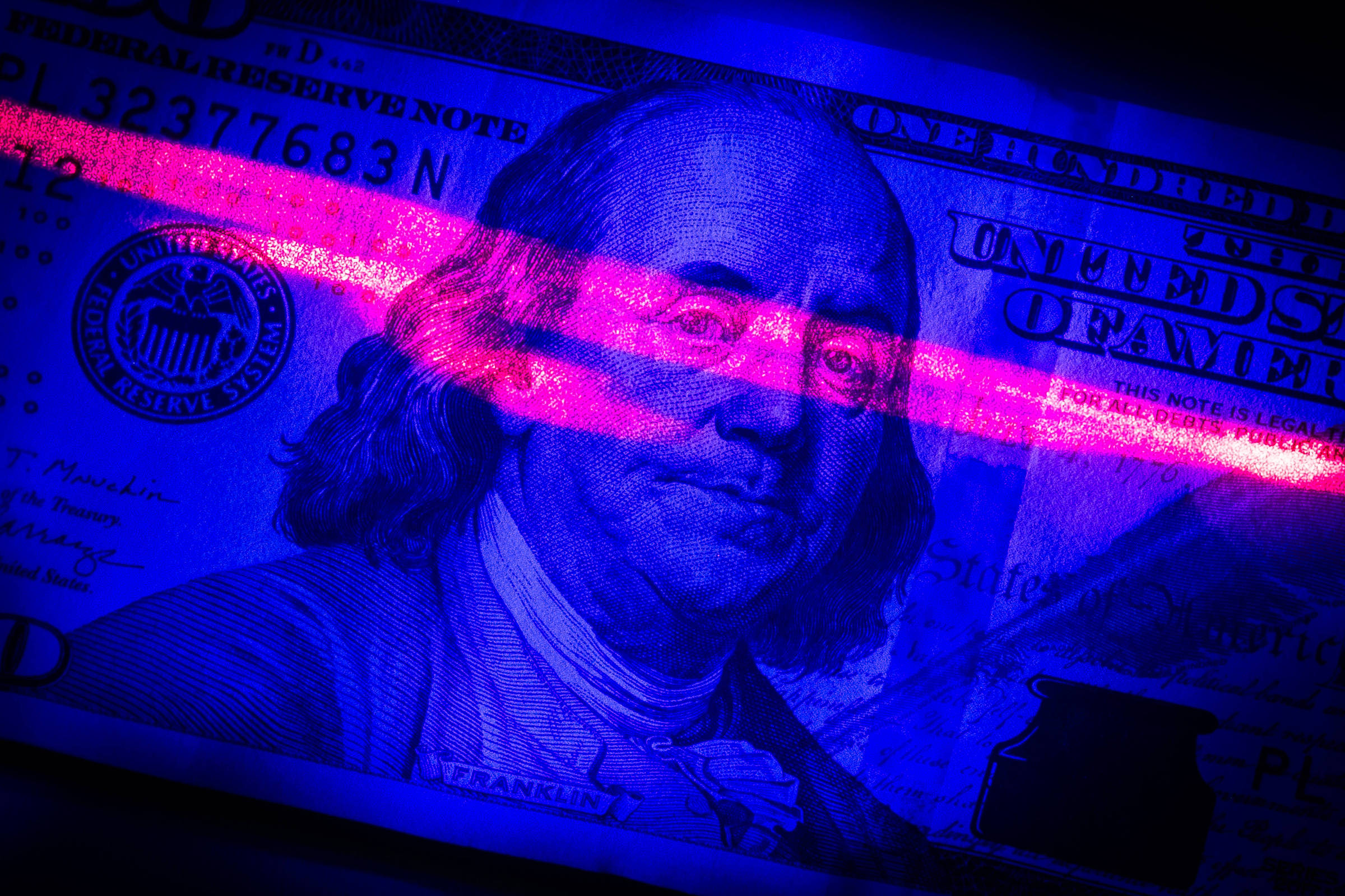 Ibovespa opera em alta e dólar recua de olho em pesquisas eleitorais