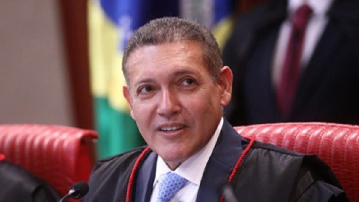 Ministros do TSE avaliam bloquear canais políticos no WhatsApp antes da eleição
