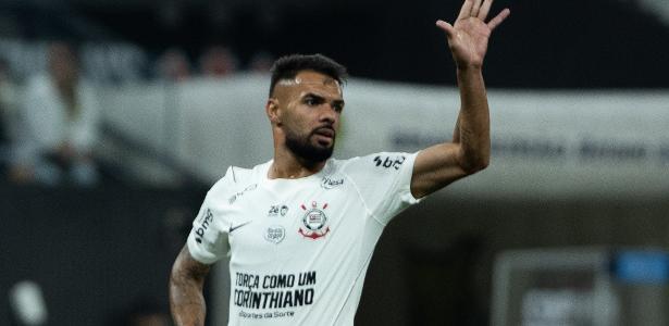 Raniele passa por cirurgia no joelho e desfalca o Corinthians
