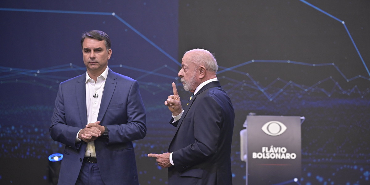 Lula e Flávio Bolsonaro batem boca sobre investigações em debate