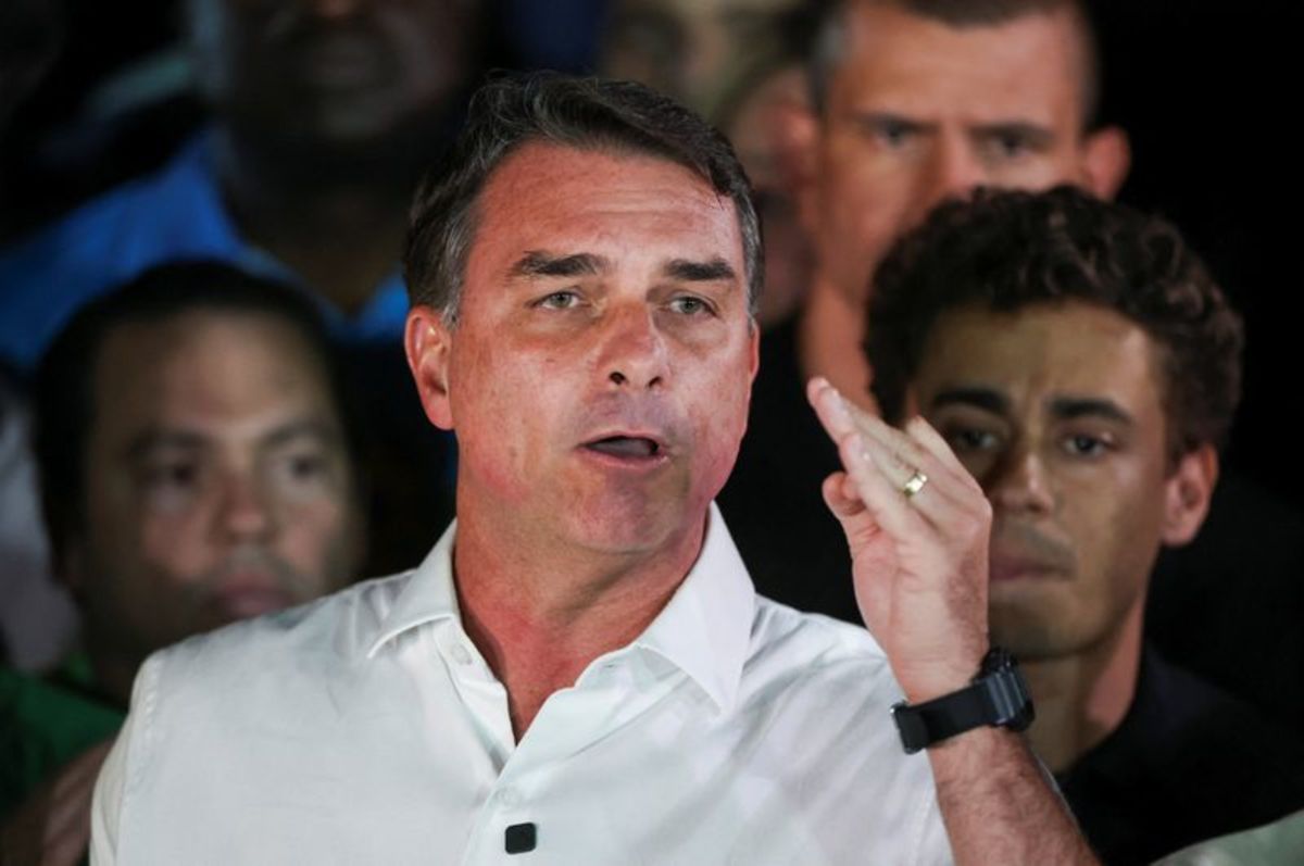 Flávio Bolsonaro deixa o Brasil após derrota eleitoral e vai para os EUA