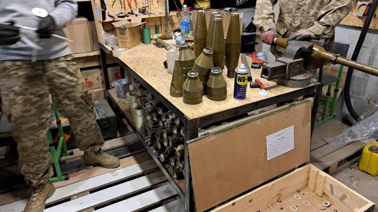 Brigada ucraniana recicla explosivos de projéteis russos