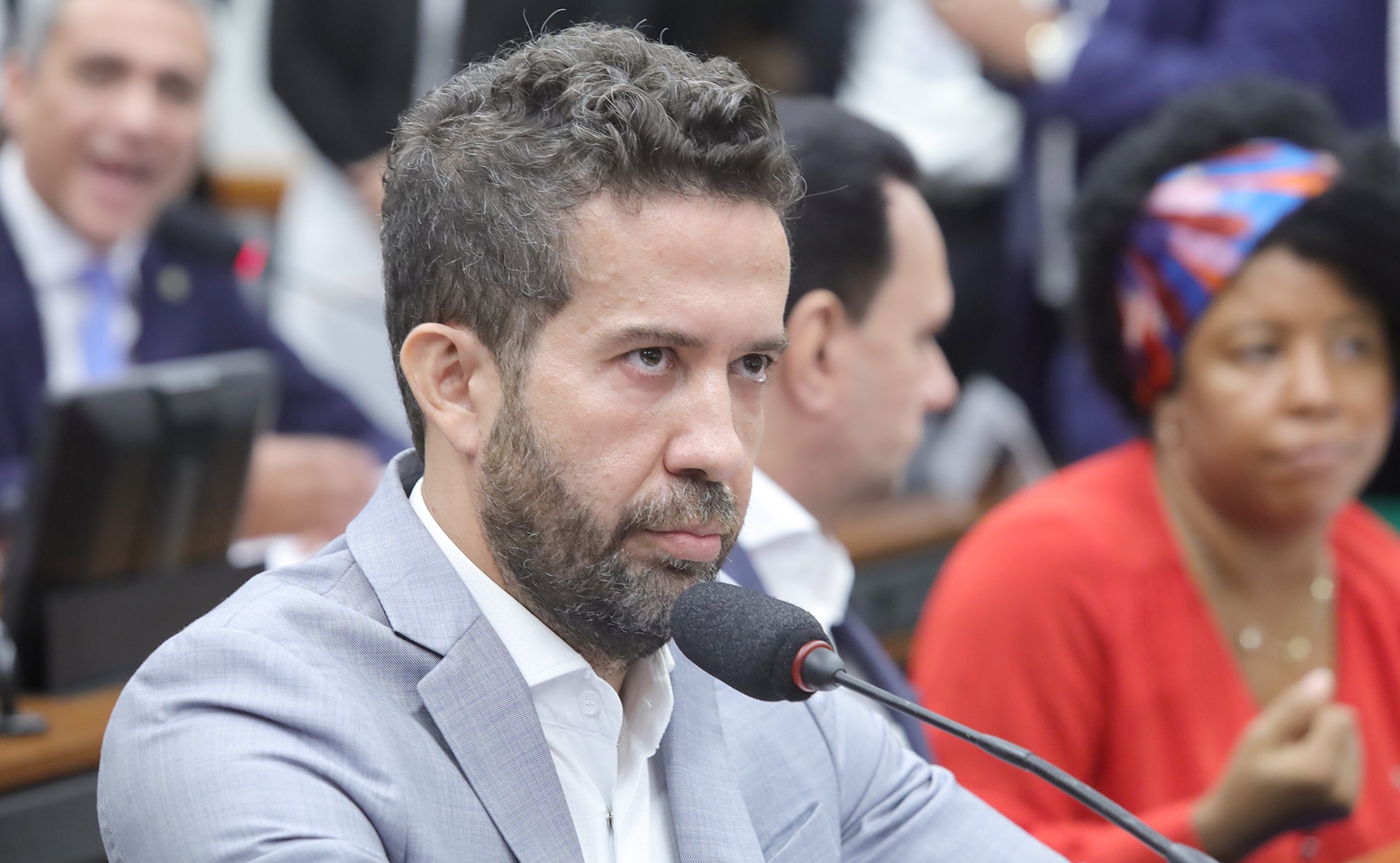 Janones rebate advogada de Flávio Bolsonaro e acusa defesa de má-fé