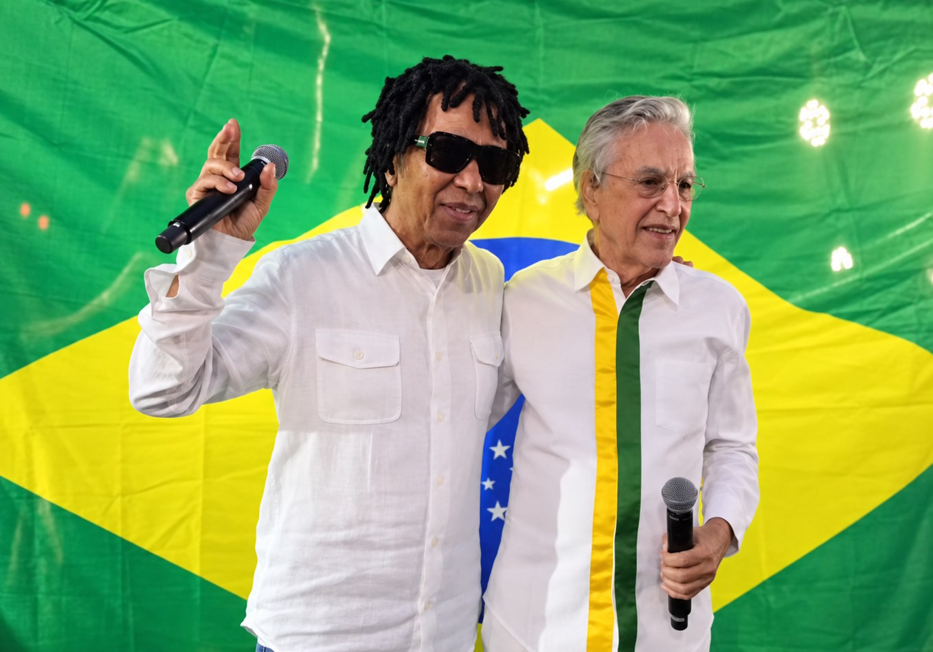 Ato musical reúne multidão e artistas na praia de Copacabana