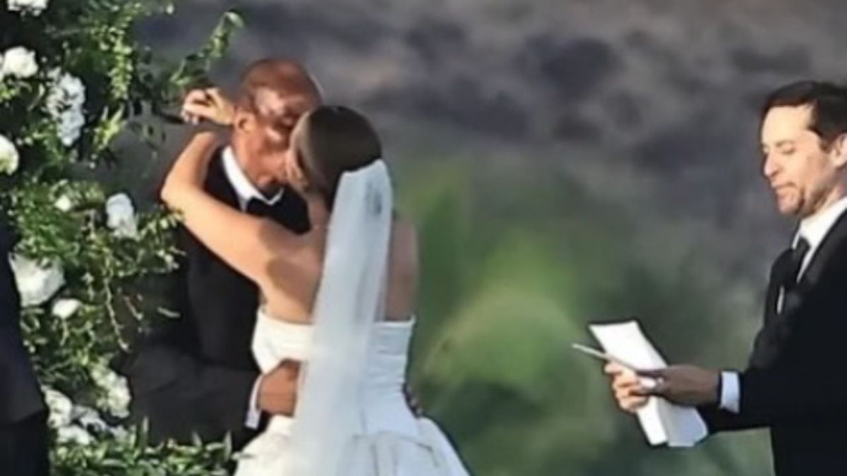 Ator Tobey Maguire celebra casamento de sua ex-esposa no Havaí
