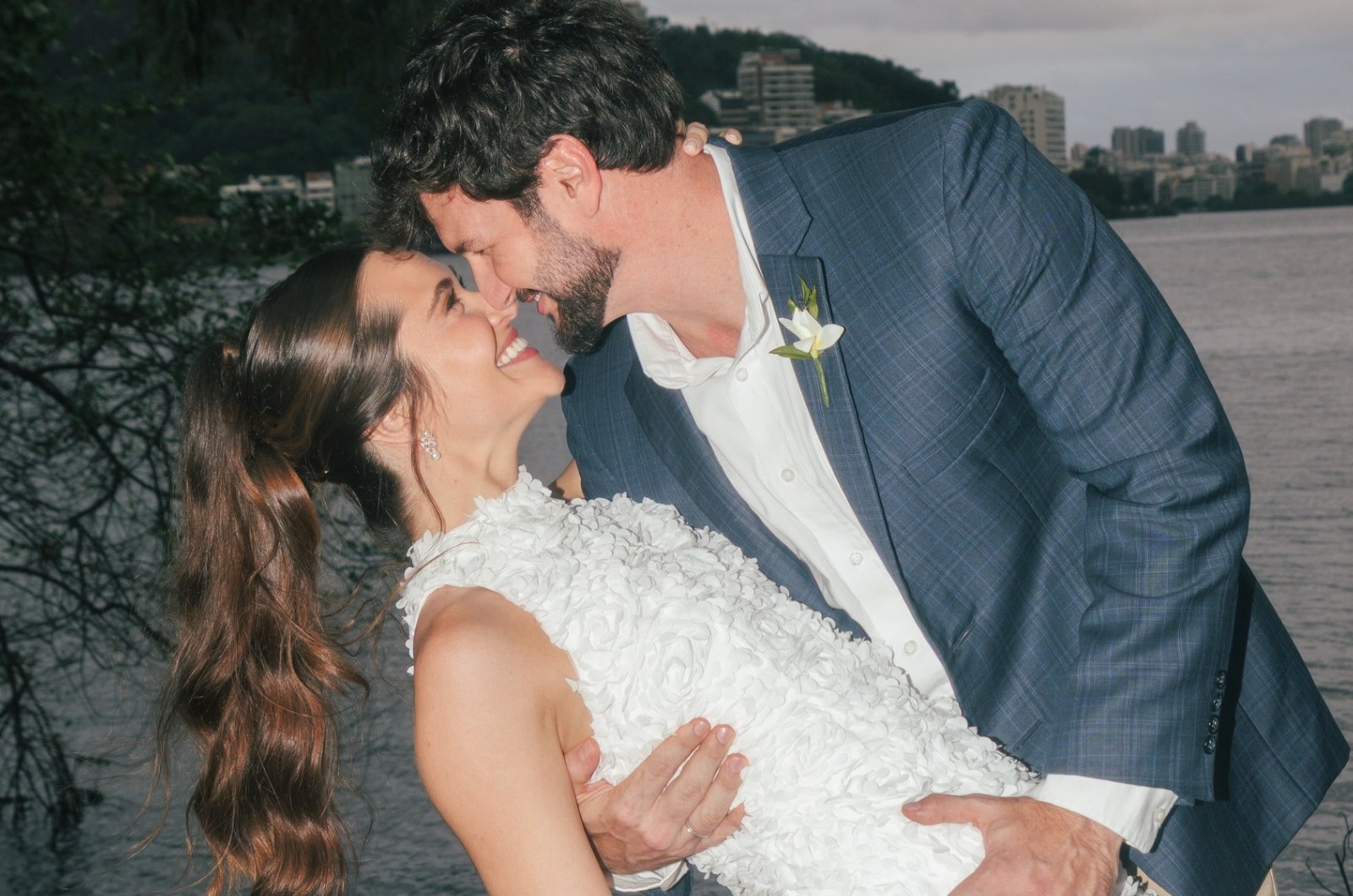 Juliana Paiva se casa com o arquiteto Danilo Partezani no Rio de Janeiro
