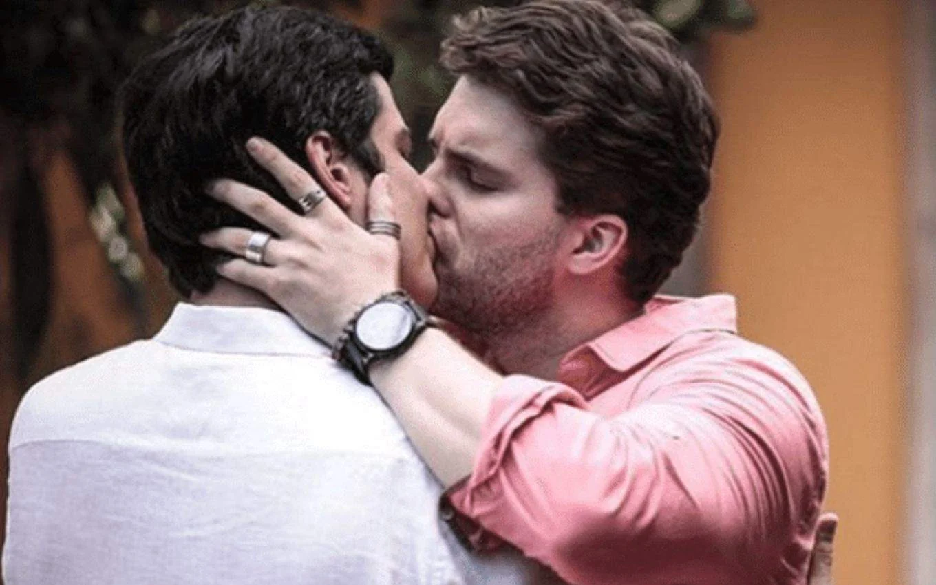 Globo adia e suaviza primeiro beijo de casal gay em novela