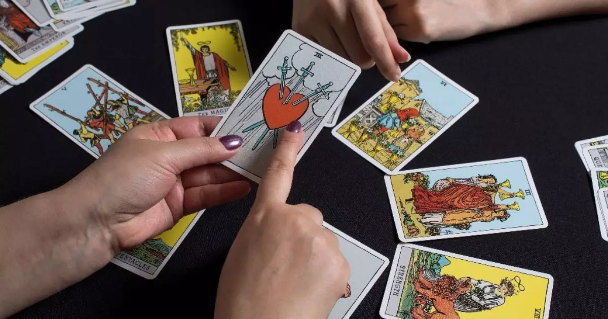 Como o Tarot e a Astrologia orientam decisões durante Mercúrio retrógrado