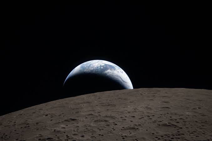 Missão Artemis II retorna à Terra após registrar o lado oculto da Lua