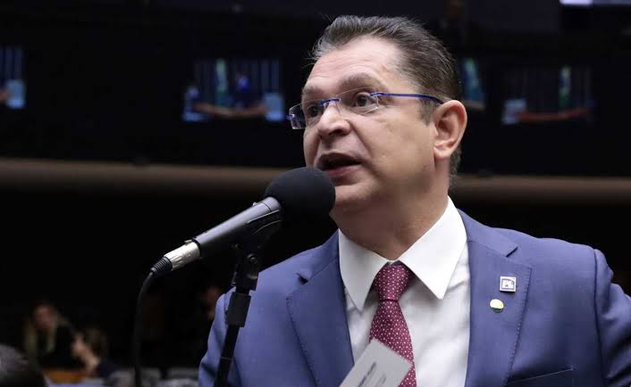 Sóstenes diz que PL vai apoiar fim da escala 6x1 e planeja nova PEC para 2027