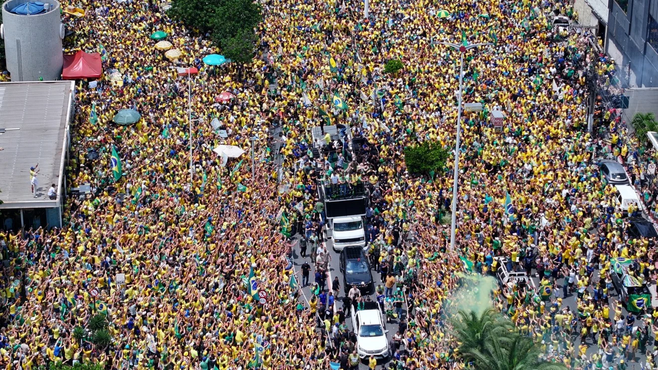 Apoiadores de Flávio Bolsonaro se reúnem no Farol da Barra