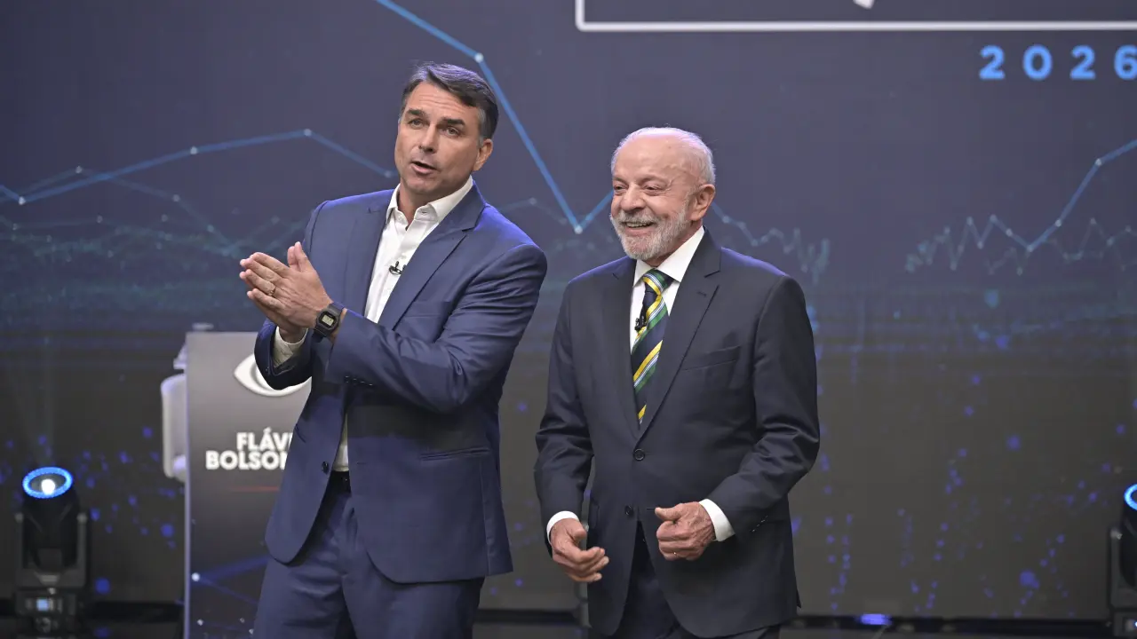 Flávio Bolsonaro lidera com 52% dos votos válidos contra Lula