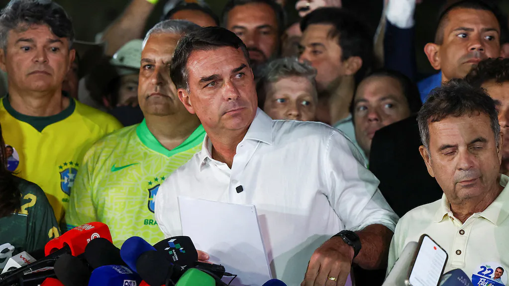 Polícia investiga suposta tentativa de fuga de Flávio Bolsonaro para os EUA