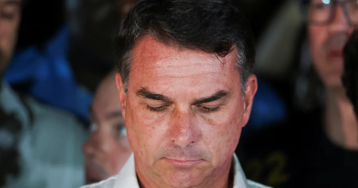 Flávio Bolsonaro tem passaportes apreendidos após ordem de Moraes